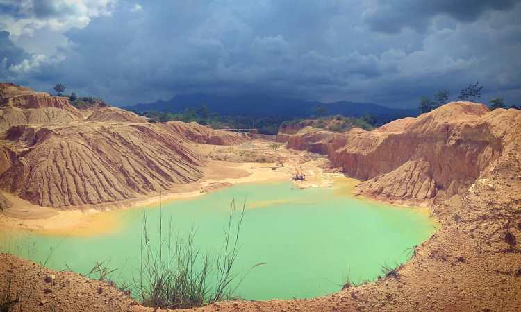Danau Biru Tambang Batu Kapur Padas