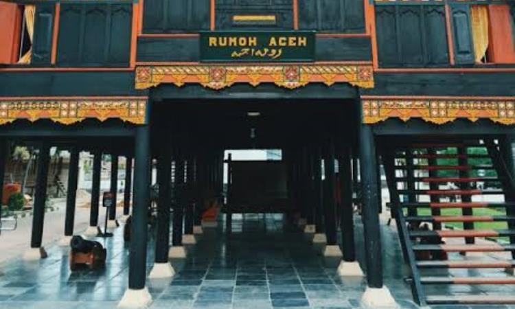 Gerbang dan Tiang Rumah