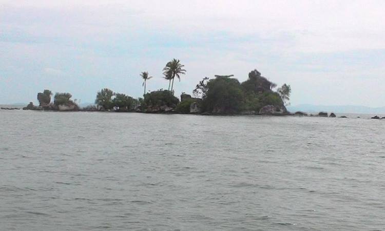 Pantai di Pulau Bangke