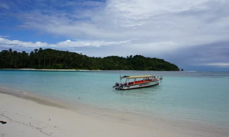 Pantai di Pulau Kalimantung