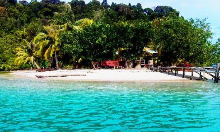 Pantai di Pulau Pasir Putih Sibolga