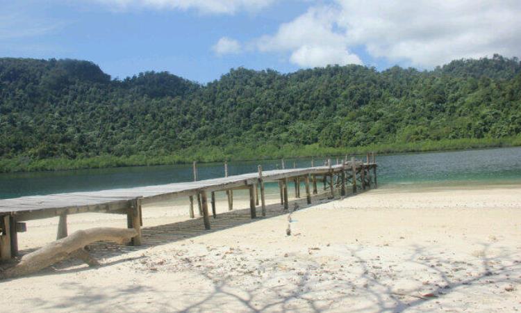 Pantai di Pulau Putri