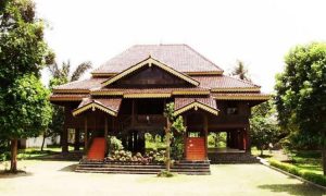 Rumah Bubungan Lima - Filosofi & Keunikan Rumah Adat Bengkulu
