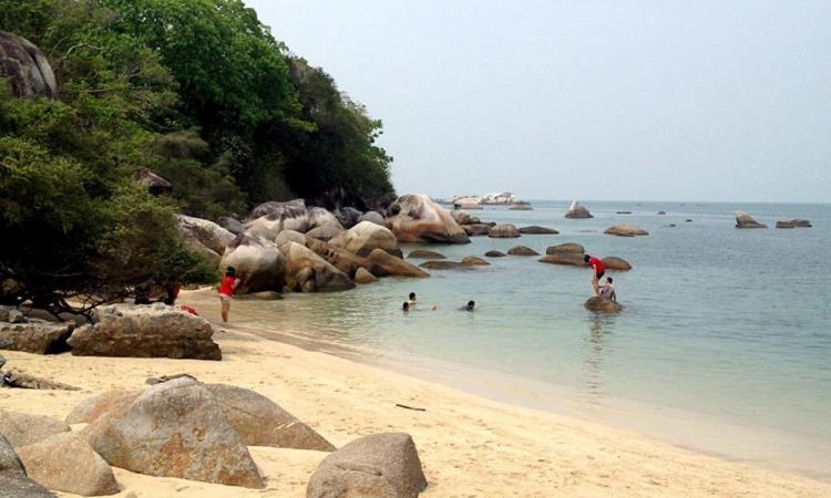 Kegiatan di Pantai Batu Bedaun