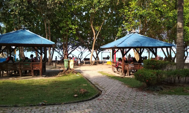 Kegiatan di Pantai Tanjung Pesona