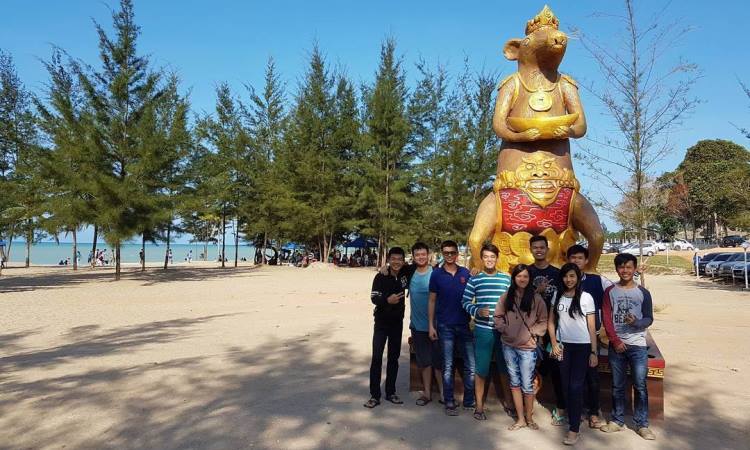 Kegiatan di Pantai Tikus Emas