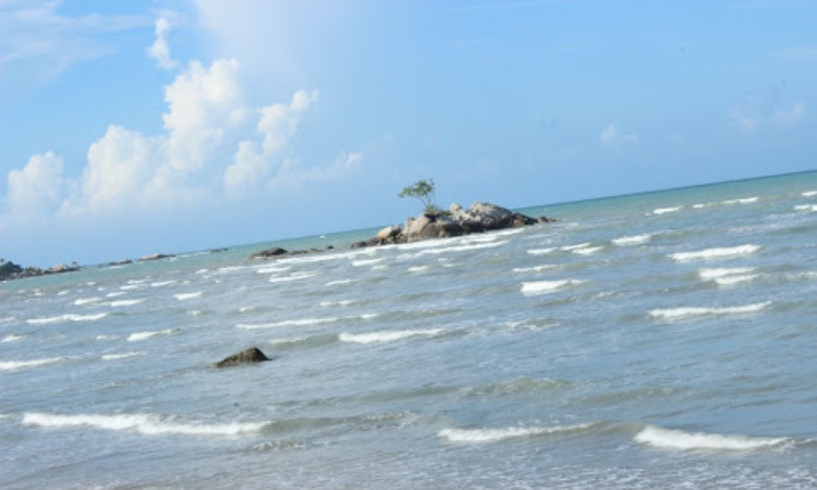 Pantai Batu Bedaun, Pantai Cantik yang Dihiasi Bebatuan Granit di Bangka