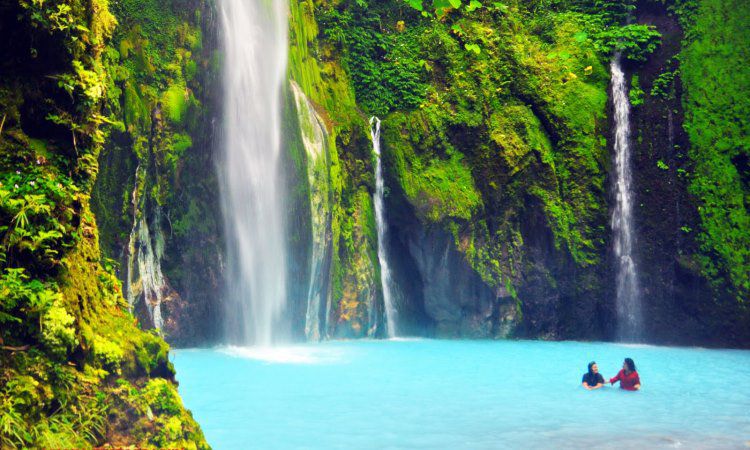 Kegiatan Menarik Air Terjun Dua Warna