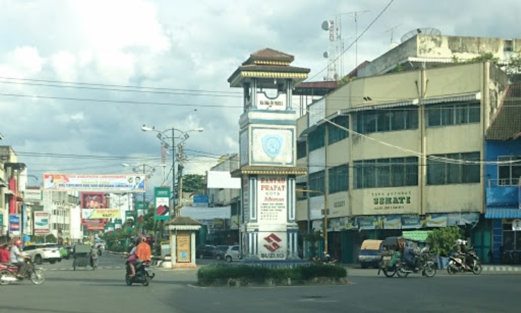 Tugu Simpang Empat