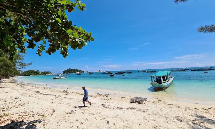 Aktivitas Pantai Laskar Pelangi Belitung