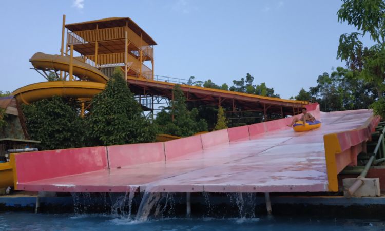 Aktivitas Seru Borneo Waterpark Kampar