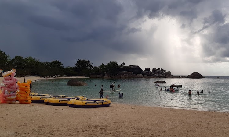 Aktivitas Seru Pantai Laskar Pelangi Belitung