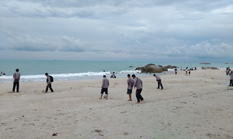 Aktivitas Seru Pantai Rambak Bangka