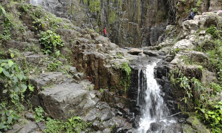 Daya Tarik Air Terjun Ciupang Pesawaran_compressed
