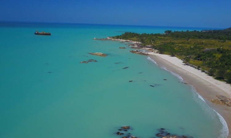 Daya Tarik Pantai Rambak Bangka