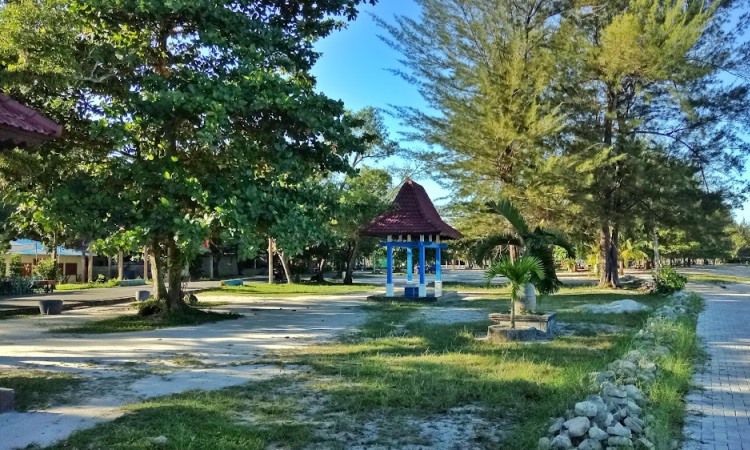 Fasilitas Pantai Tanjung Pendam Belitung