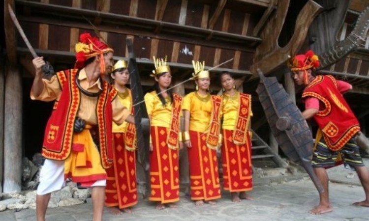 Makna Pakaian Baru Oholu & Õröba Si'öli