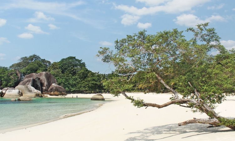 Pantai Laskar Pelangi, Pesona Pantai Pasir Putih & Bebatuan Eksotis di Belitung