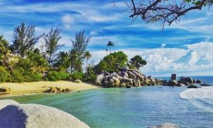 Pantai Penyusuk, Pesona Pantai Indah & Batuan Granit Eksotis di Bangka