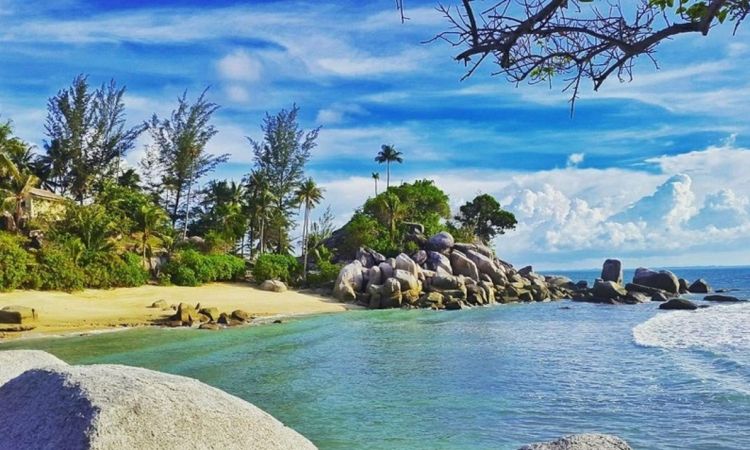 Pantai Penyusuk, Pesona Pantai Indah & Batuan Granit Eksotis di Bangka