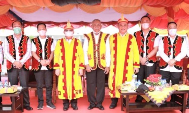 Sejarah Pakaian Baru Oholu & Õröba Si'öli