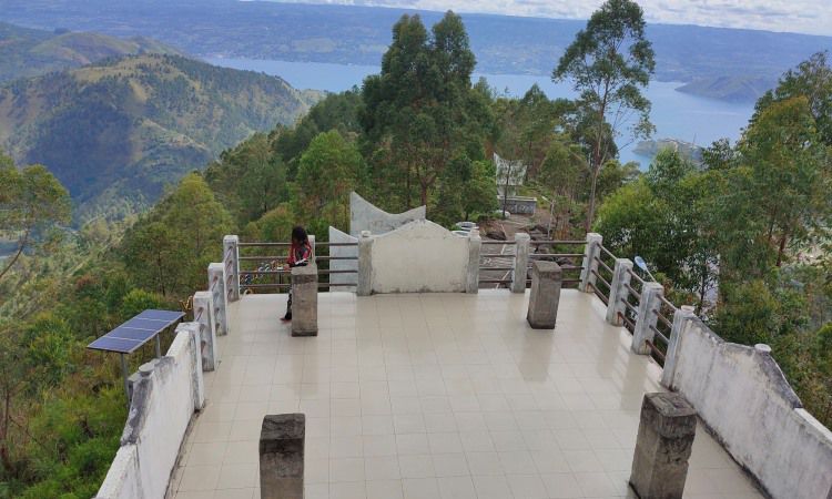 Aktivitas Seru Menara Pandang Tele Samosir