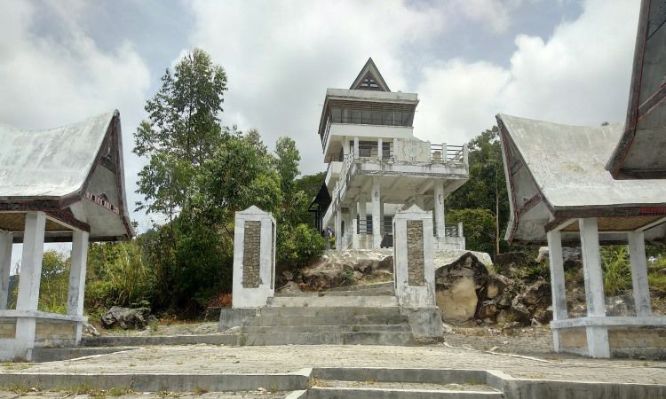 Daya TArik Menara Pandang Tele Samosir