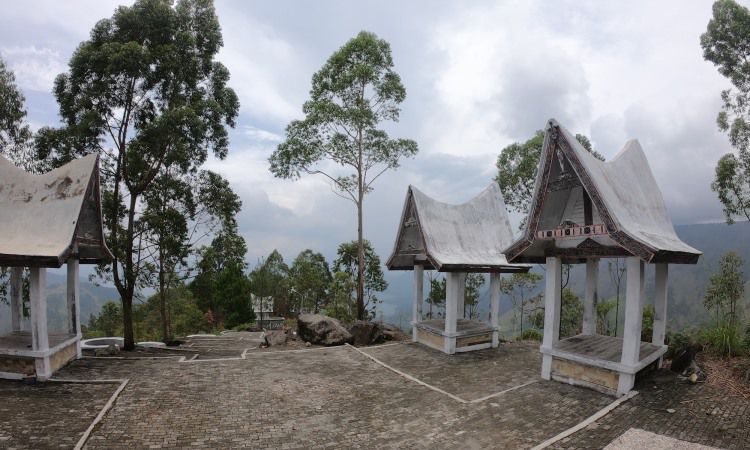 Fasilitas Menara Pandang Tele Samosir