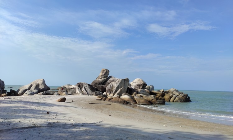 Tempat Wisata di Sungailiat, Pantai Rambak