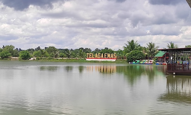 Pantai Telaga Emas Bersinar