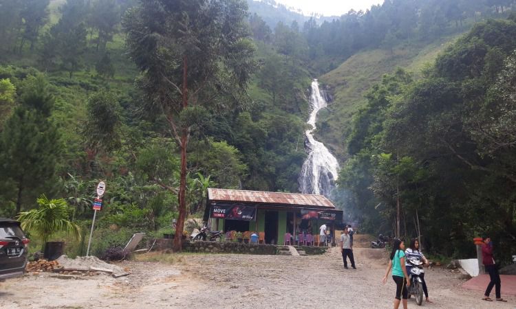 Aktivitas Air Terjun Efrata Samosir
