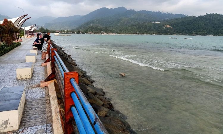 Aktivitas Pantai Carocok Pesisir Selatan