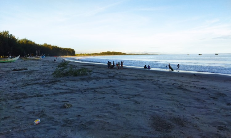 Aktivitas Pantai Tiku Agam