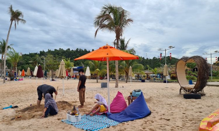Aktvitas Pantai Melur Batam