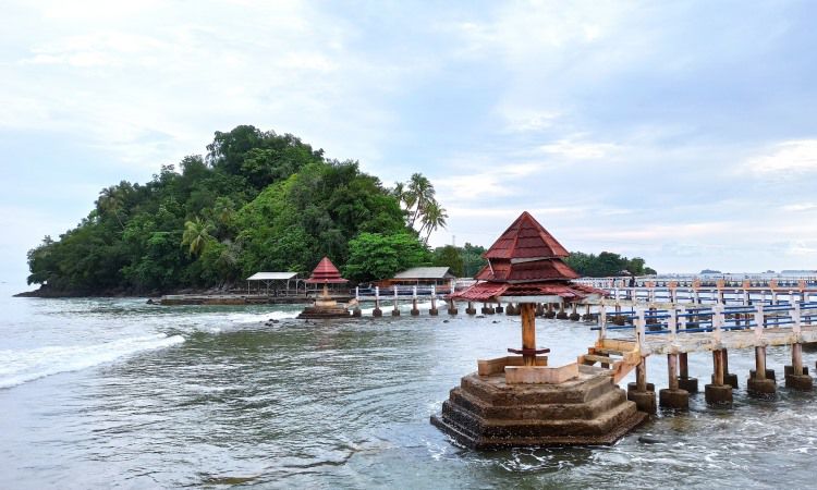 Daya Tarik Pantai Carocok Pesisir Selatan
