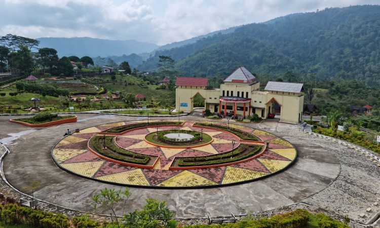 Kebun Raya Liwa, Objek Wisata Favorit Liburan Keluarga di Lampung