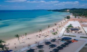 Pantai Melur, Spot Foto Menarik Berlatar Birunya Air Laut di Batam