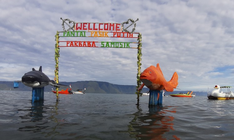 Pantai Pasir Putih Parbaba
