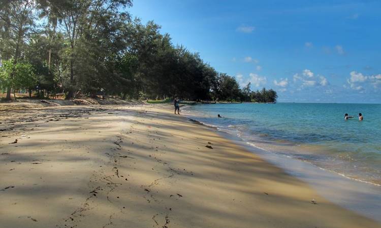Aktivitas Pantai Burung Mandi Belitung