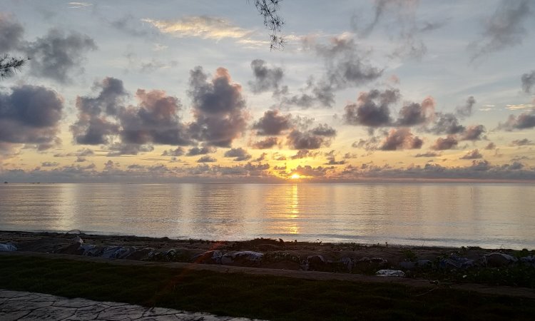 Aktivitas Pantai Piwang Natuna