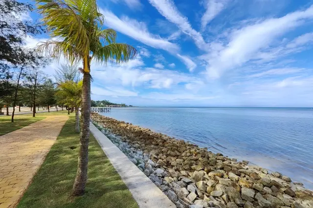 Pantai Piwang, Pantai Eksotis dengan Spot Foto Keren di Natuna