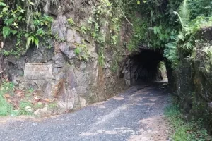 Daya Tarik Batu Lubang