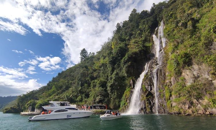 Aktivitas Air Terjun Situmurun Toba