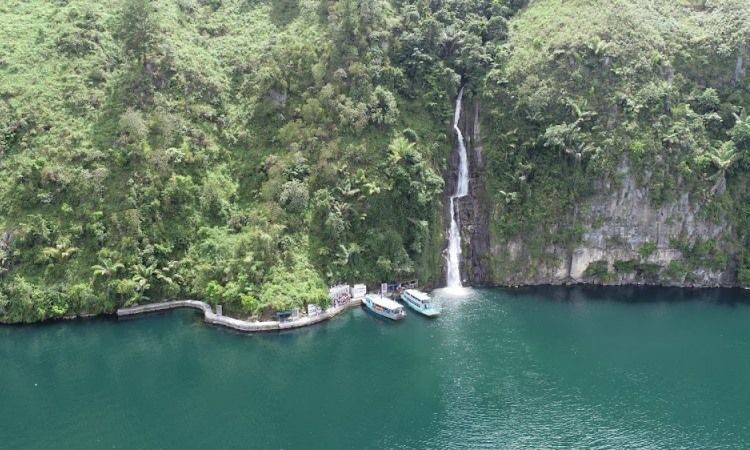 Daya Tarik Air Terjun Situmurun Toba