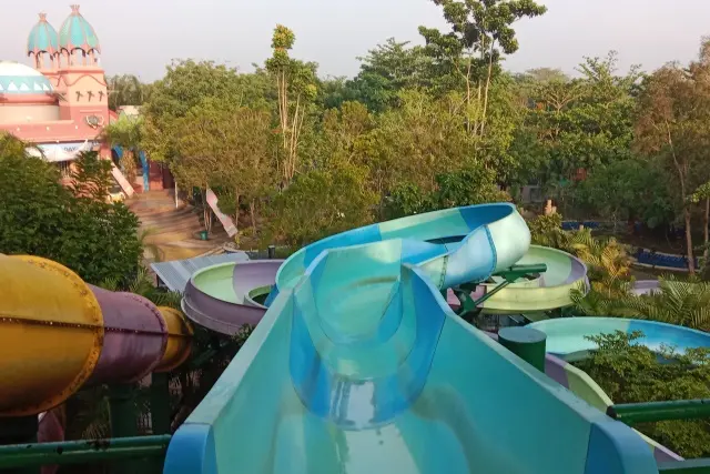 Daya Tarik Amanzi Waterpark