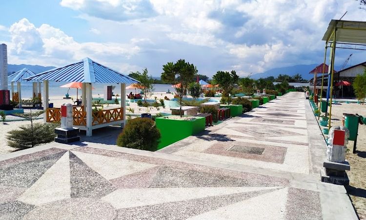 Fasilitas Pantai Parparean Toba