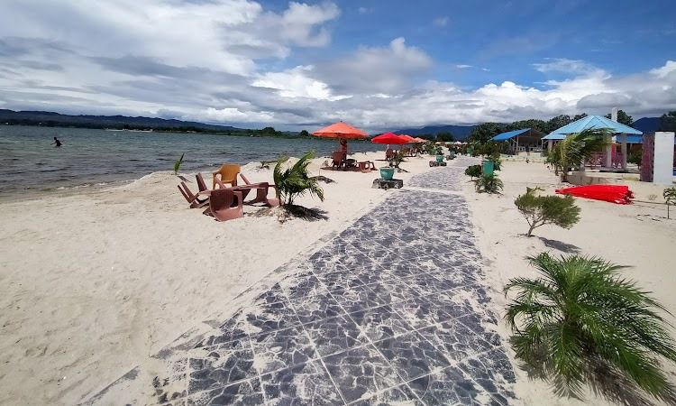 Kegiatan Pantai Parparean Toba