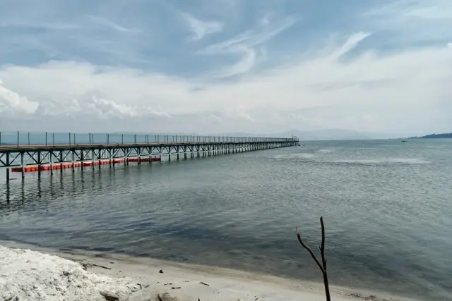 Pantai Pasir Putih Parparean, Destinasi Wisata Bahari Favorit di Toba