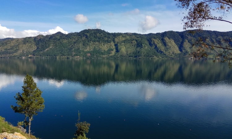 Alamat Danau Laut Tawar