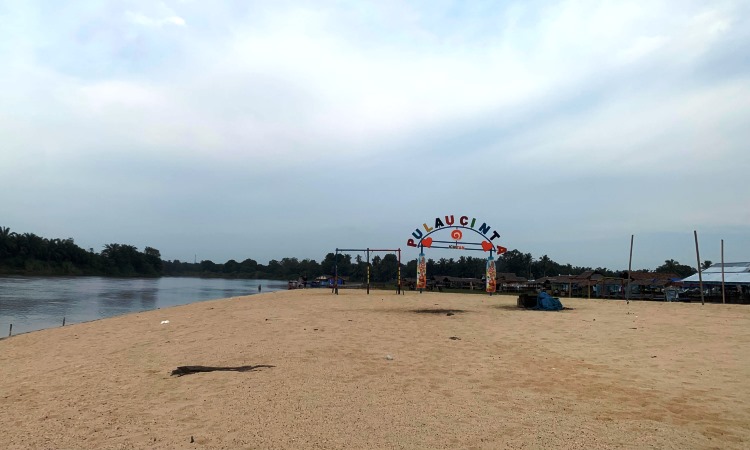 Daya Tarik Pulau Cinta Teluk Jering